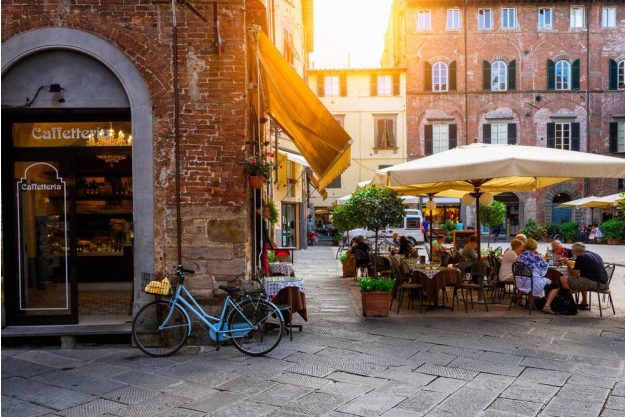 Italienischer Kochkurs München – Straßencafé in Lucca