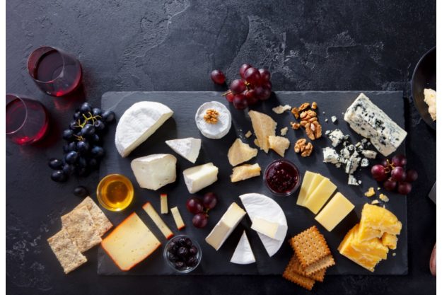 Käse-und-Wein-Degustation-online-Käse-Wein-auf Schiefer