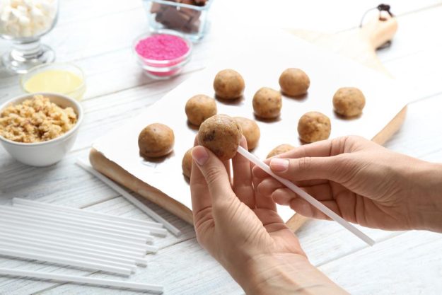 Kinder-Backkurs Mannheim: Cakepops aus Biskuit formen