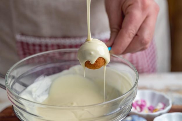 Kinder-Backkurs Mannheim: Cakepops glasieren