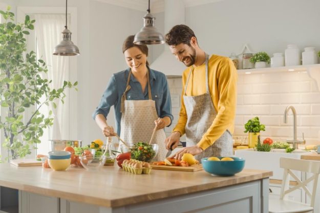 Kochkurs Düsseldorf – Frau und Mann kochen