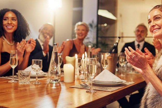 Krimidinner Augsburg – Gäste sitzen am Tisch