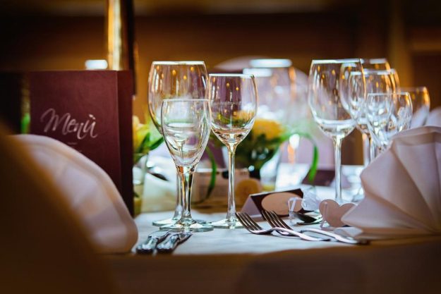 Krimidinner Augsburg – gedeckter Tisch