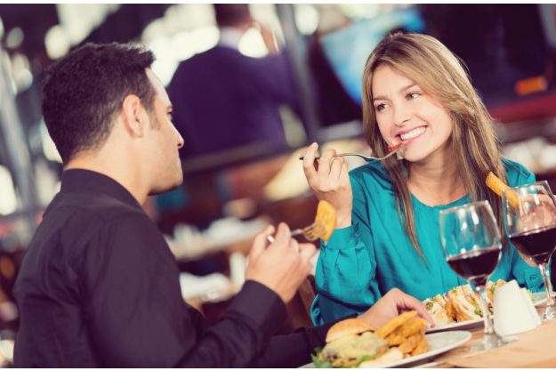 Kulinarische Stadtführung Berlin – Paar genießt Vorspeise