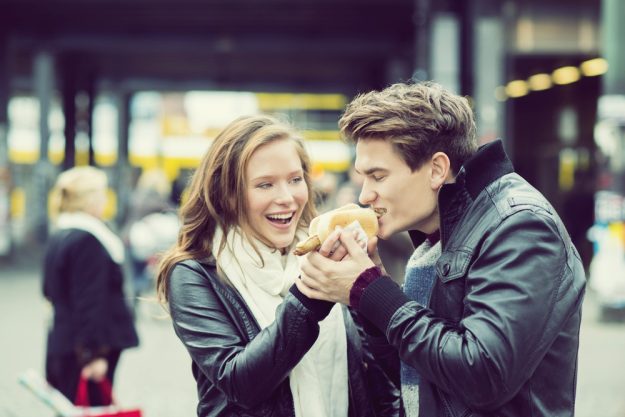 Kulinarische Stadtführung Berlin – Paar isst Streetfood 