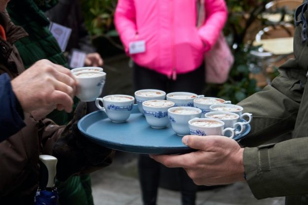 Kulinarische Stadtführung Hannover – heißer Kakao auf Tablett