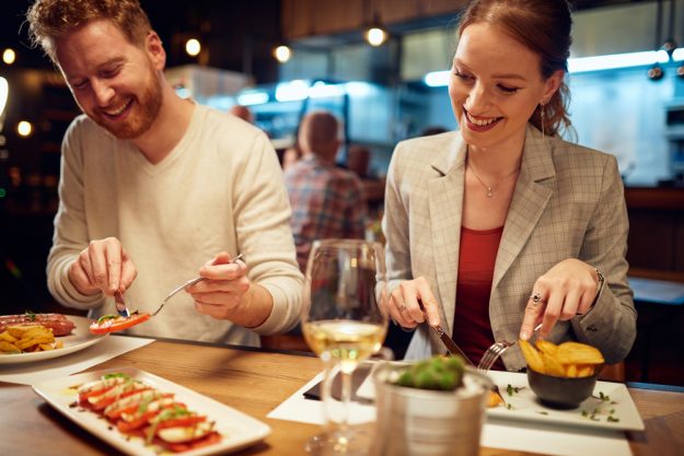 Kulinarisches Locationhopping Leipzig – Paar isst in Restaurant