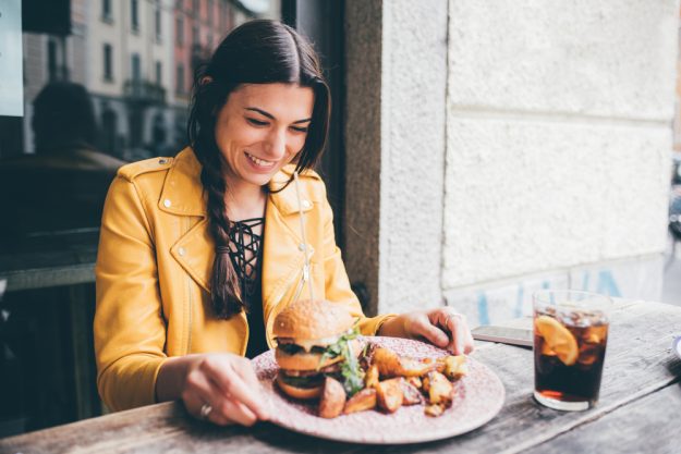 Kulinarisches Locationhopping Mannheim – Frau sitzt in Restaurant