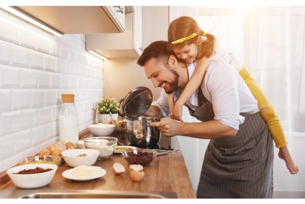 Männer-Kochkurs Düsseldorf – Mann mit Tochter in der Küche