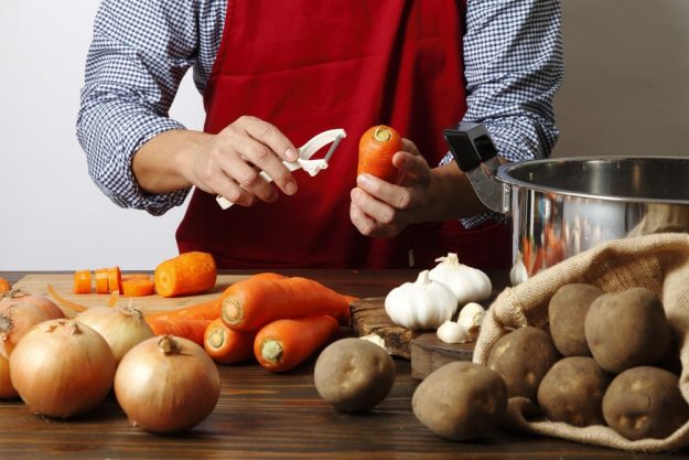 Männer-Kochkurs Düsseldorf – Wurzelgemüse schälen