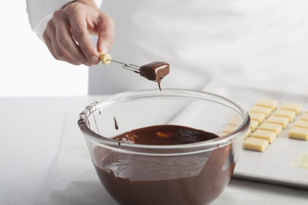 Pralinenkurs Hamburg – Pralinen in geschmolzene Schokolade tunken