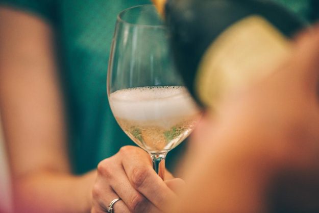 Schaumweinprobe Berlin – Sekt einschenken