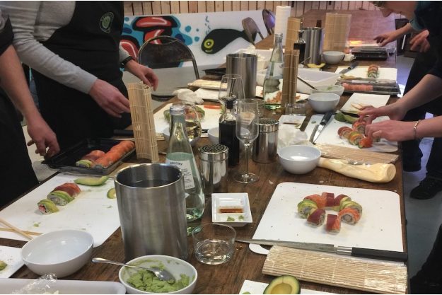 Sushi-Kurs-Bonn – Gruppe beim Sushi zubereiten