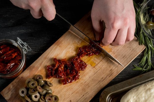 Tapas-Kochkurs in Nürnberg - Oliven und Tomaten schneiden