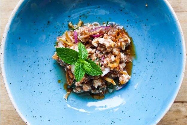 Thai-Kochkurs Köln – Larb Tofu auf blauem Teller