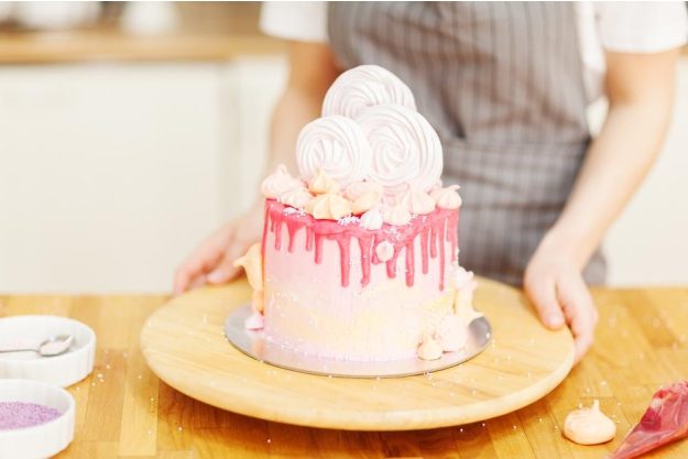 Torten-Kurs Essen –  rosa Drip Cake