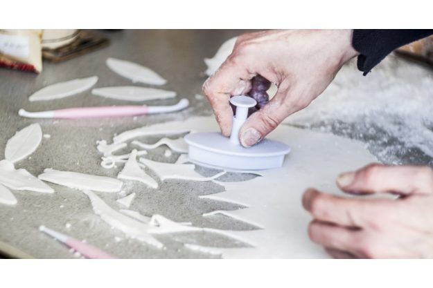 Tortenkurs Frankfurt – Formen aus Fondant ausstechen