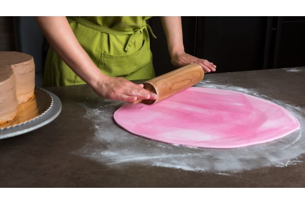 Tortenkurs Frankfurt – rosa Fondant ausrollen