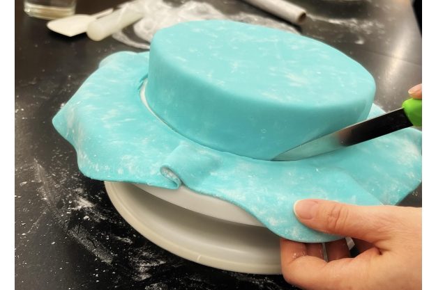 Tortenkurs Mannheim – Torte eindecken mit blauem Fondant