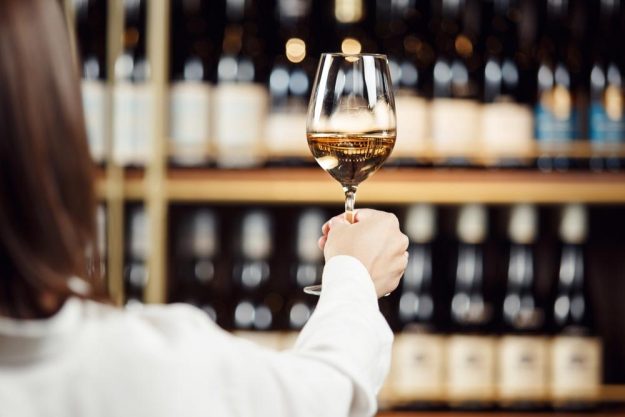 Weinprobe Augsburg – Weißwein im Glas