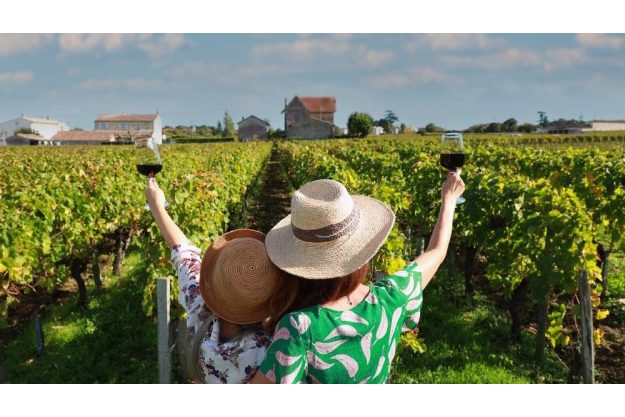 Weinprobe München – Tester schnuppert am Wein 