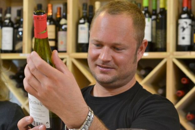 Weinprobe Berlin – Weinflasche in der Hand