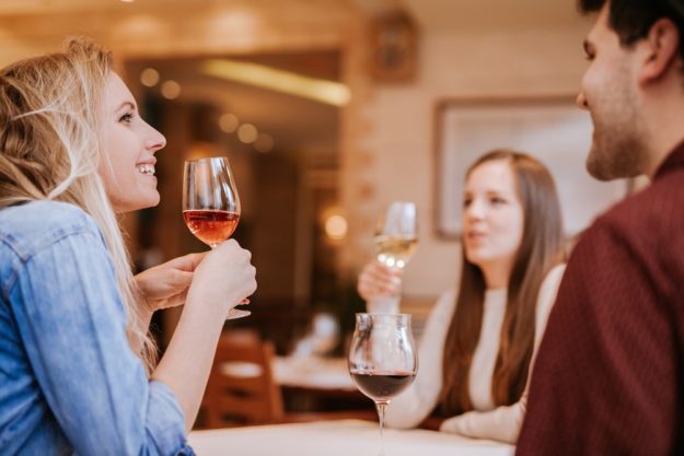 Weinprobe Frankfurt - Gruppe Freunde beim Tasting