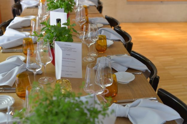 Weinseminar-Koeln gedeckte Tafel vor Event
