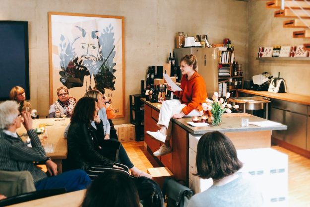 Weinsensorik Seminar Köln - Frau riecht an Rotwein