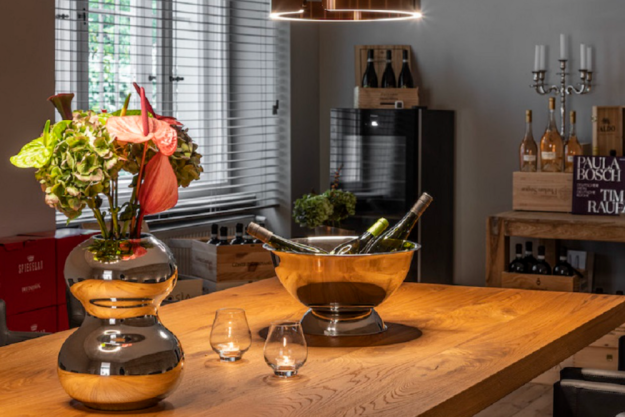 Weinprobe Berlin im schönen Atelier Wein genießen