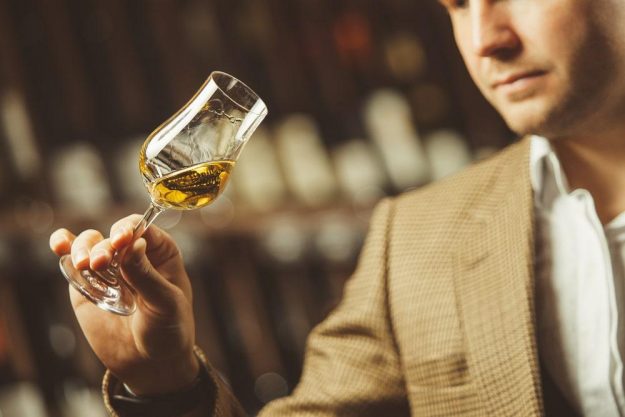 Whisky-Tasting Düsseldorf: prüfender Blick ins Glas