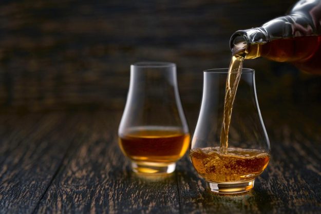 Whisky-Tasting Deutschland – Whisky einschenken