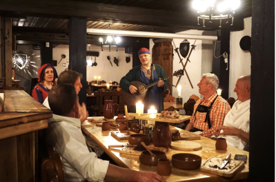 Ritteressen in München 3 Gänge Ritteressen mit Live Musik - Dinner Show Sommermahl Menü