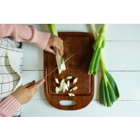 Asia-Kochkurs Wiesbaden – Frühlingszwiebeln schneiden