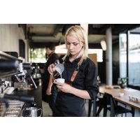 Barista-Kurs Düsseldorf – Frau bereitet Cappuccino zu