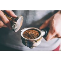 Barista-Kurs München – Kaffeepulver in Siebträger