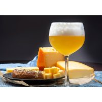 Bier- und Käse-Tasting Landshut: ein blumiges Bier mit Käse und Brot