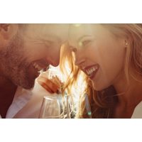 Candlelight Dinner Leipzig – Verliebtes Paar mit Prosecco