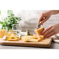 Champagner-Tasting Berlin – Käse schneiden