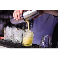 Cocktailkurs in Straubing mit dem Shaker richtig eingießen