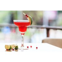Cocktailkurs Berlin - roter Cocktail mit Limette
