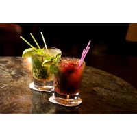 Cocktailkurs in Frankfurt am Main – zwei Cocktails auf Holztisch