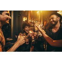 Cocktailkurs Stuttgart – Freunde trinken Drinks