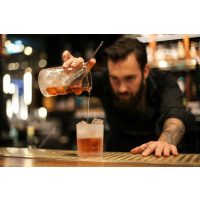 Cocktailkurs Stuttgart – Barkeeper Marcel mixt