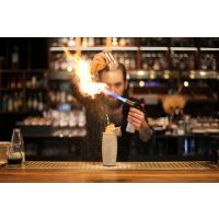 Cocktailkurs Stuttgart – Marcel Wanek von Holy Taste beim Mixen