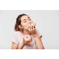Donut-Backkurs München – Frau isst Donut