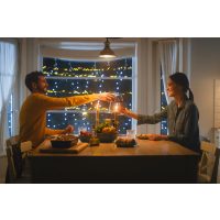 Erlebnisdinner Frankfurt – Paar isst zusammen