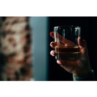 Erlebnisdinner Köln – Frau trinkt Whisky