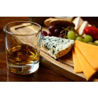 Whisky-Tasting Hamburg – Mann mit Hosenträgern riecht an einem Whisky