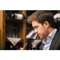 Teambuilding Düsseldorf - Mann riecht an Wein